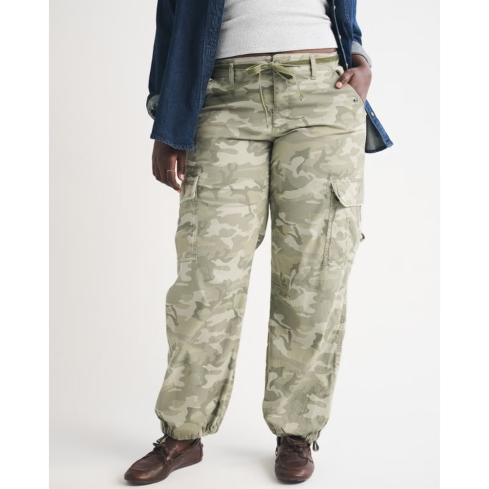 Abercrombie & Fitch Curve Love Low Rise Ultra Loose Cargo Pants in Camo 36L NWT